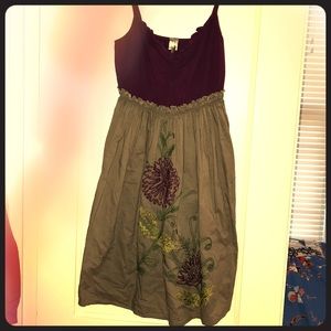 Spaghetti strap dress with flower embroidery