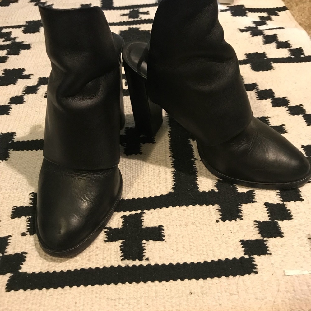 Vince “Jody” Open Back Booite. Size 8.5