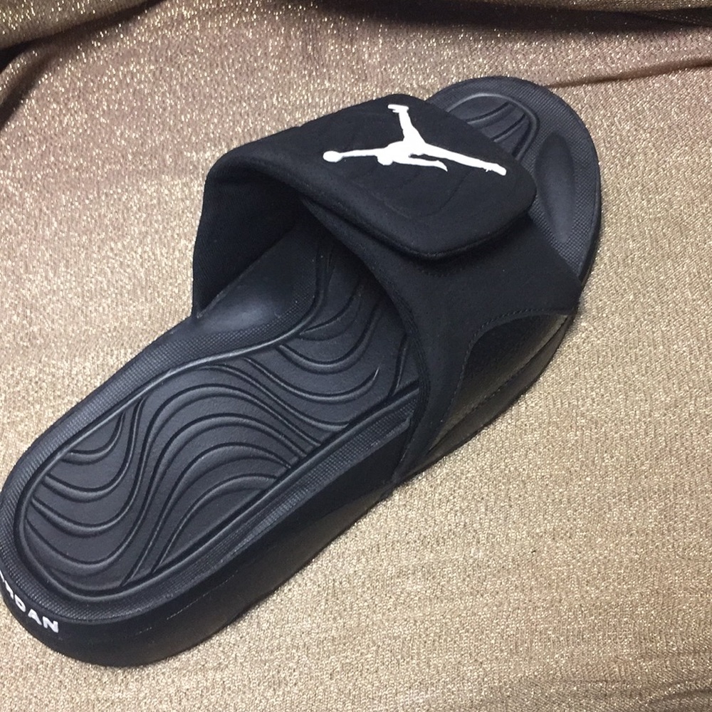Jordan Black and white Slippers - Picture 2 of 6