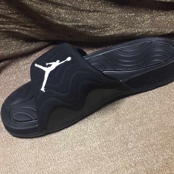 Jordan Black and white Slippers - Picture 3 of 6