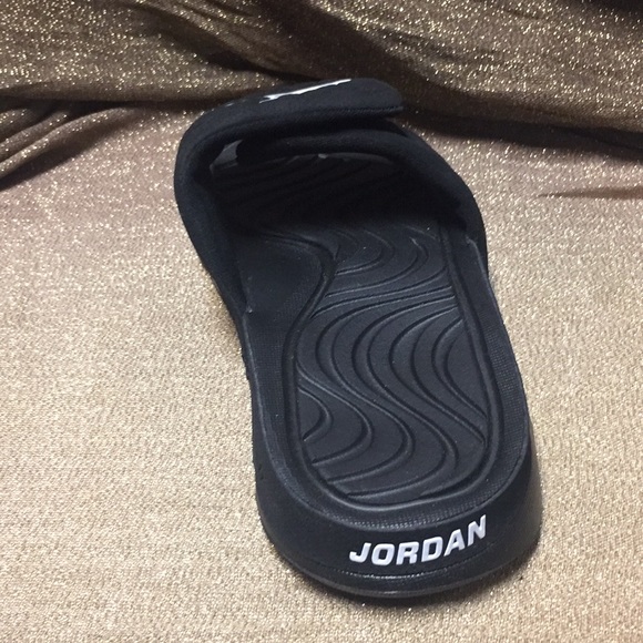 Jordan Black and white Slippers - Picture 5 of 6