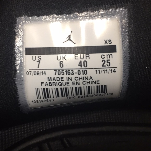 Jordan Black and white Slippers - Picture 6 of 6