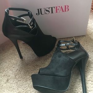 Heeled peep toe HEAD TURNER!