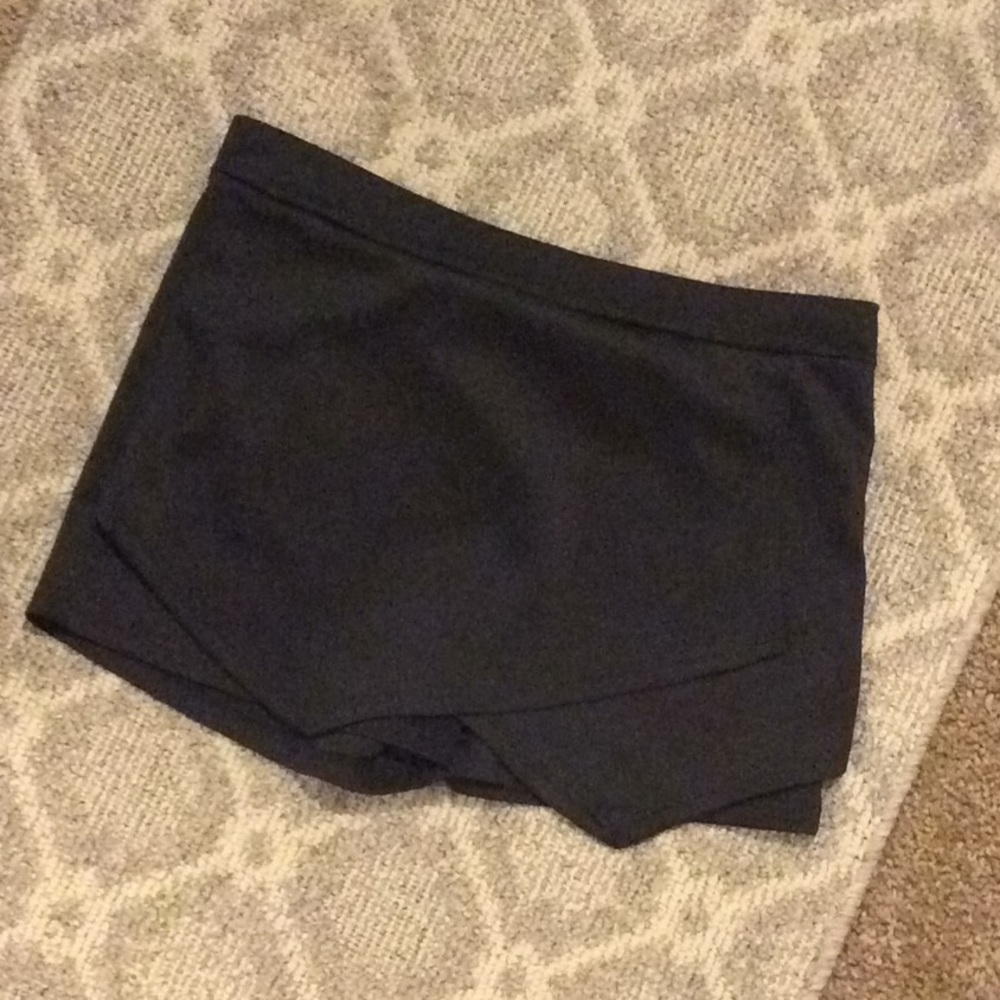 Black short/skirt