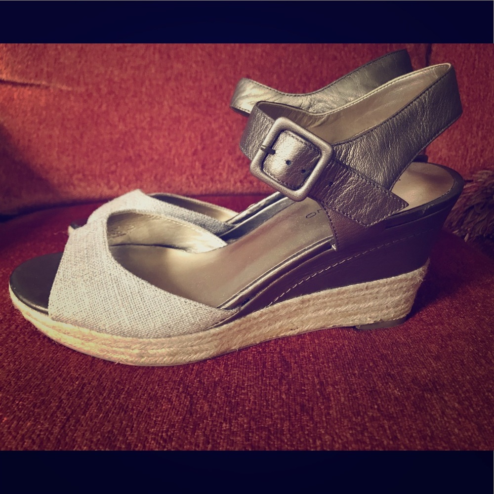 Bandolina Gold Wedge Sandal Size 10M