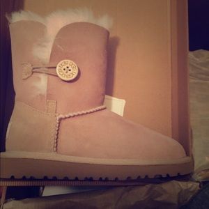 ***SOLD*****UGG Girls Bailey boots size 12
