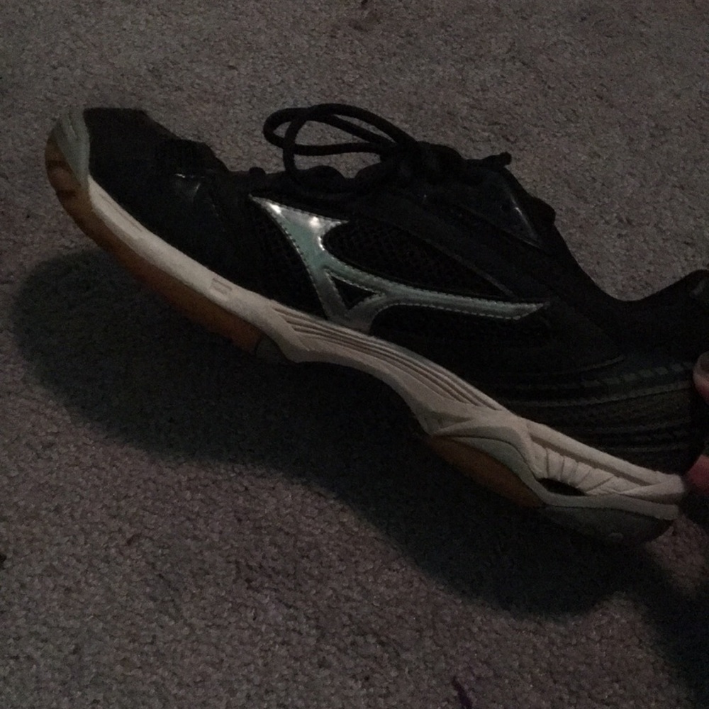 Mizuno Black volleyball shoes