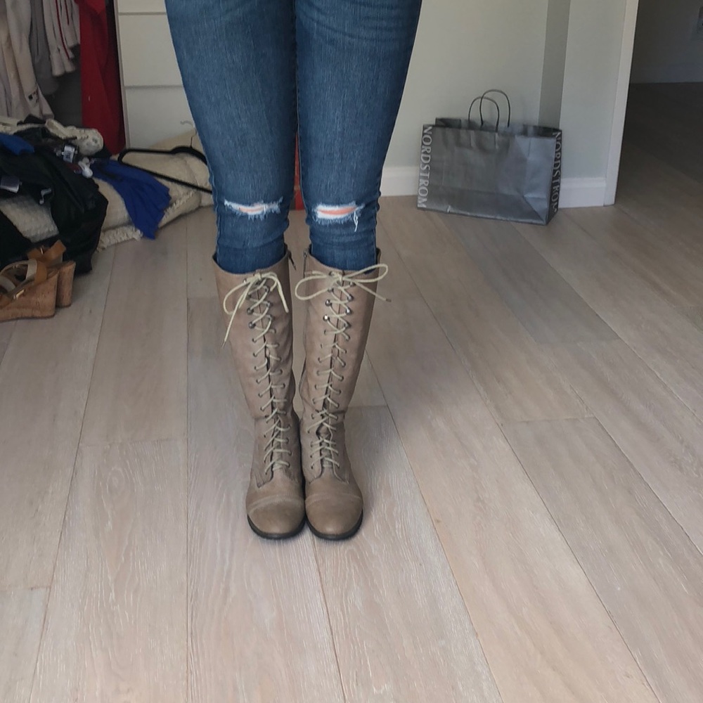 Taupe lace up boots 👢