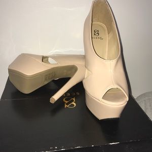 Nude patent leather pumps