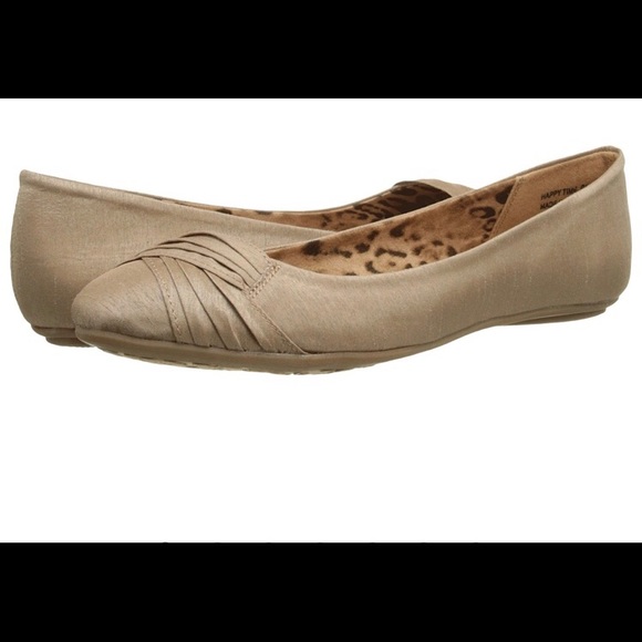 NEW Beautiful Sand colored Flats - Picture 1 of 2