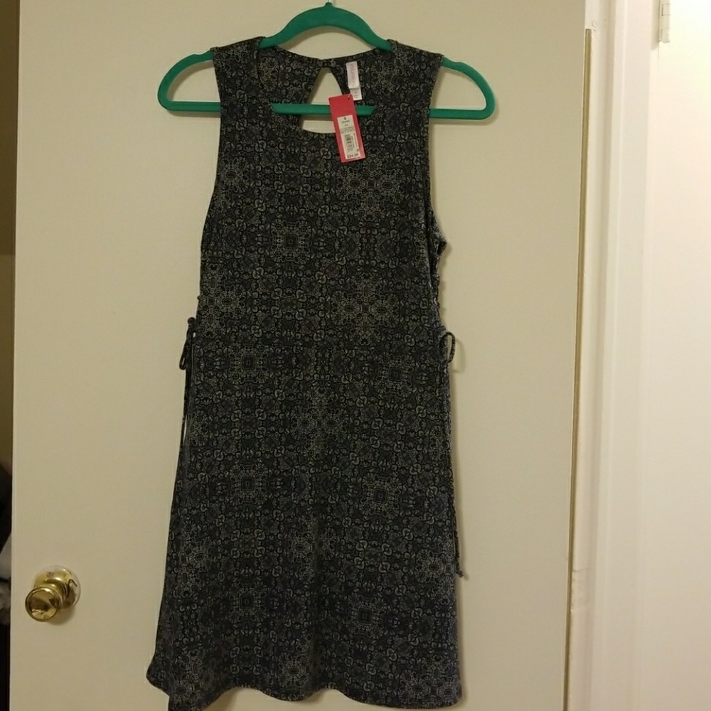 NWT Sleveless Printed Dress with Tie-up Sides