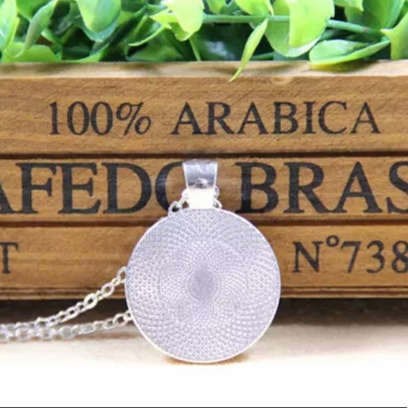 🎁 Peeking Cat Cabochon Necklace Silver or Black - Picture 3 of 3