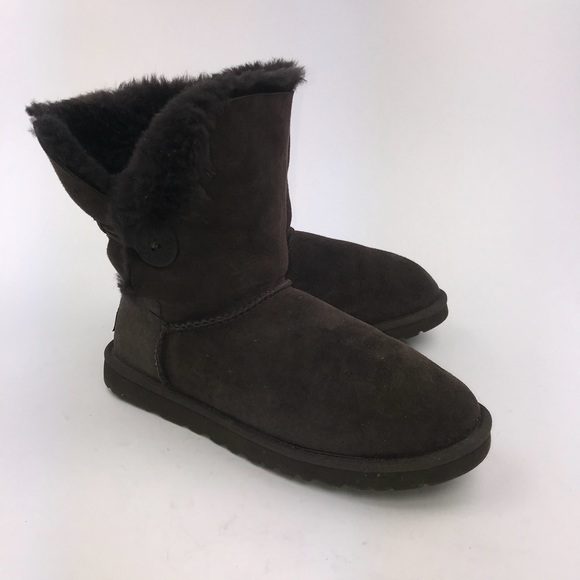 UGG Shoes - UGG Women’s Chocolate Bailey Button EUC Size 9