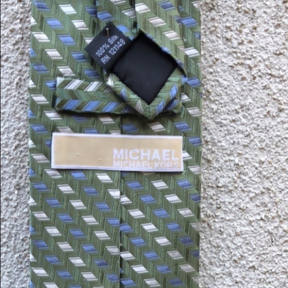 Silk green-patterned tie by Michael Kors. - Picture 3 of 3