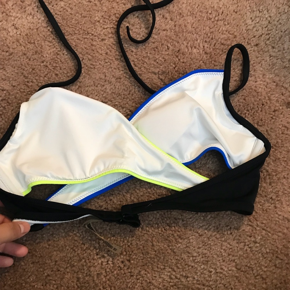 Bikini - Picture 3 of 4
