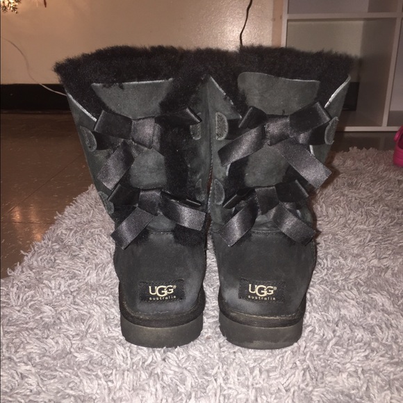 Size 10 Bailey Bow UGG - Picture 2 of 3