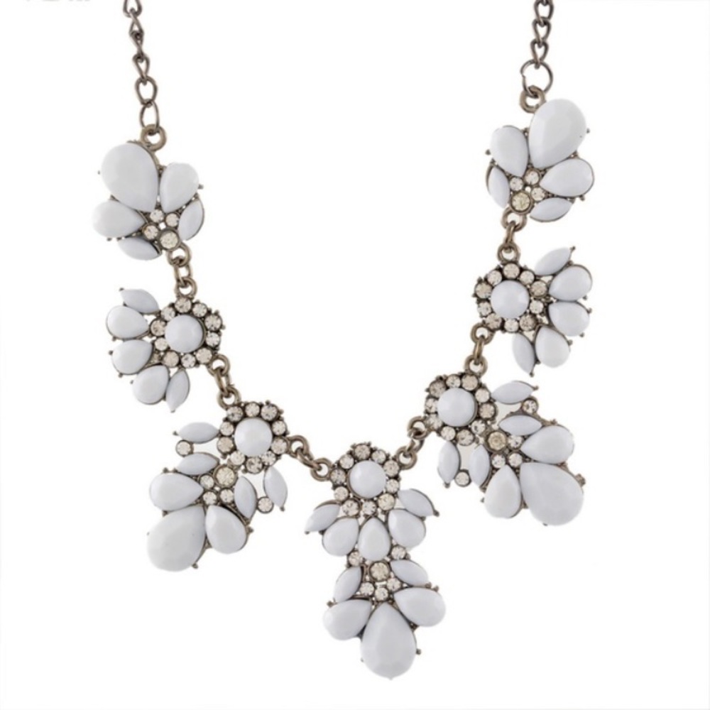 💖WHITE STATEMENT NECKLACE💖