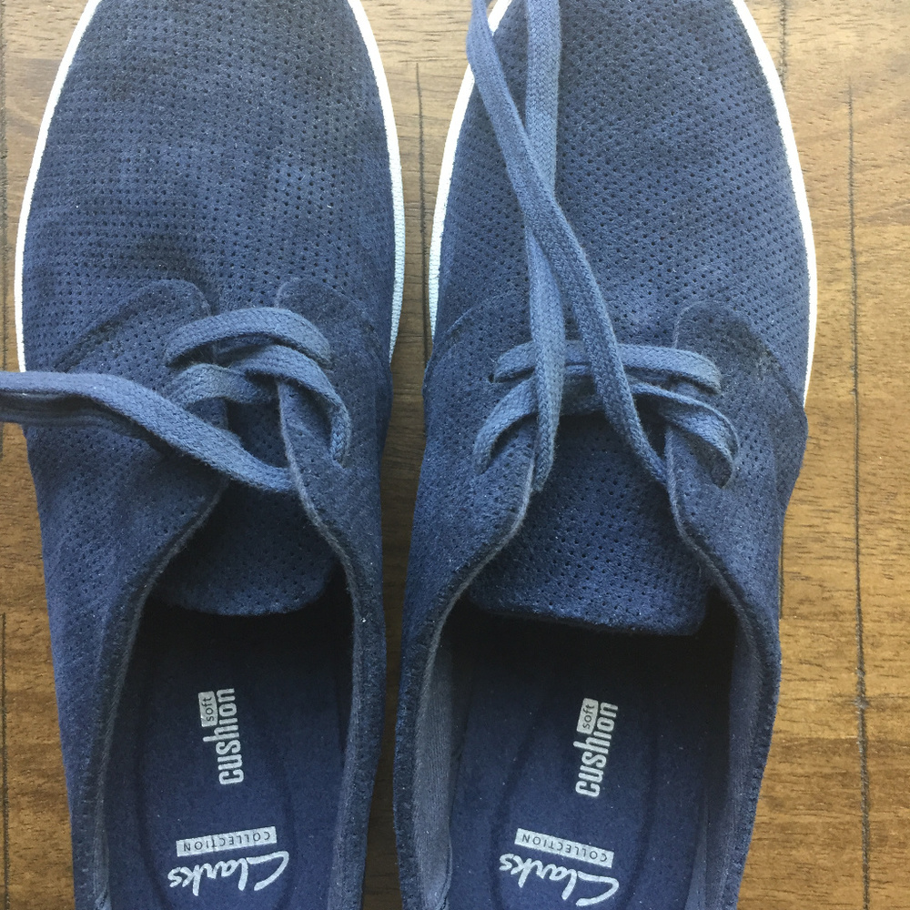 Clarks collection soft cushion Sneaker - size 9