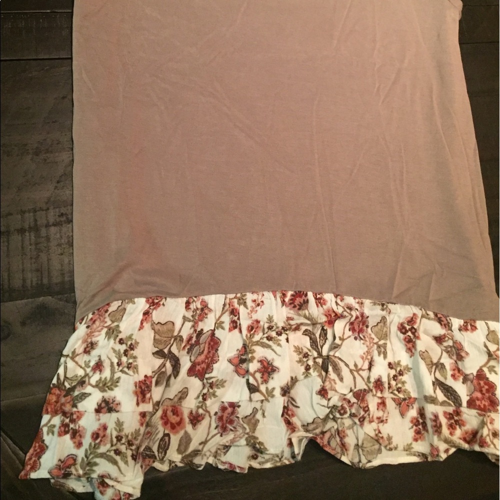 SALE🔥Ruffle bottom blouse PRICE FIRM - Picture 5 of 6