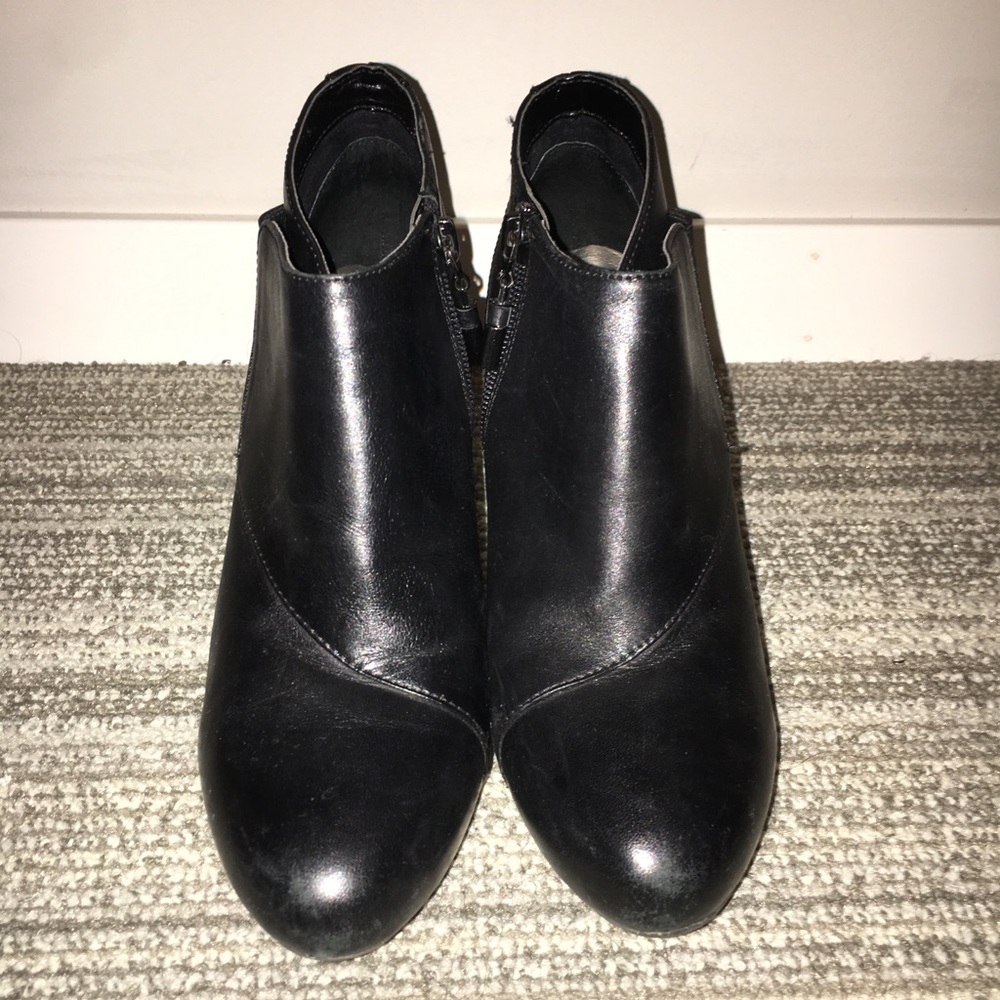 Black size 7 Me Too booties
