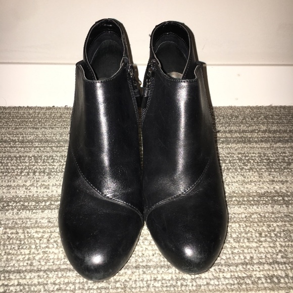 Black size 7 Me Too booties - Picture 1 of 4