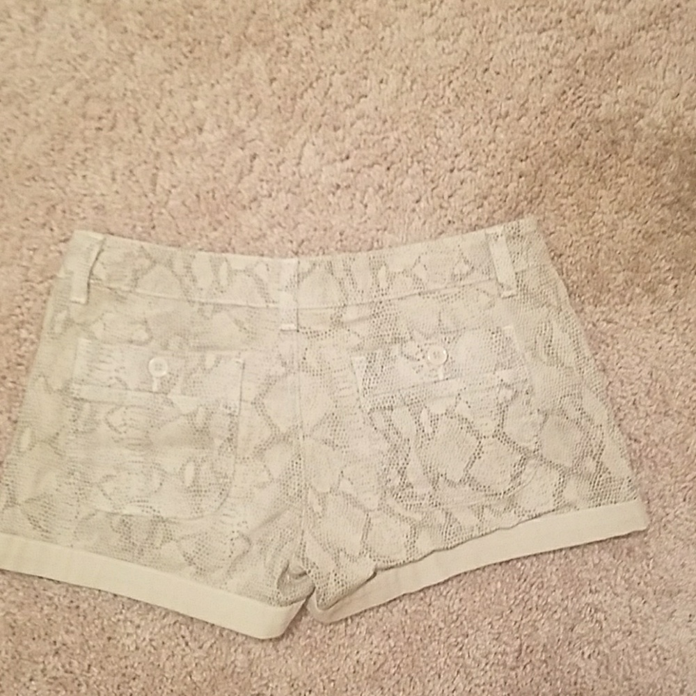 Bella Dahl Tan Snake Skin Shorts s27 - Picture 4 of 4