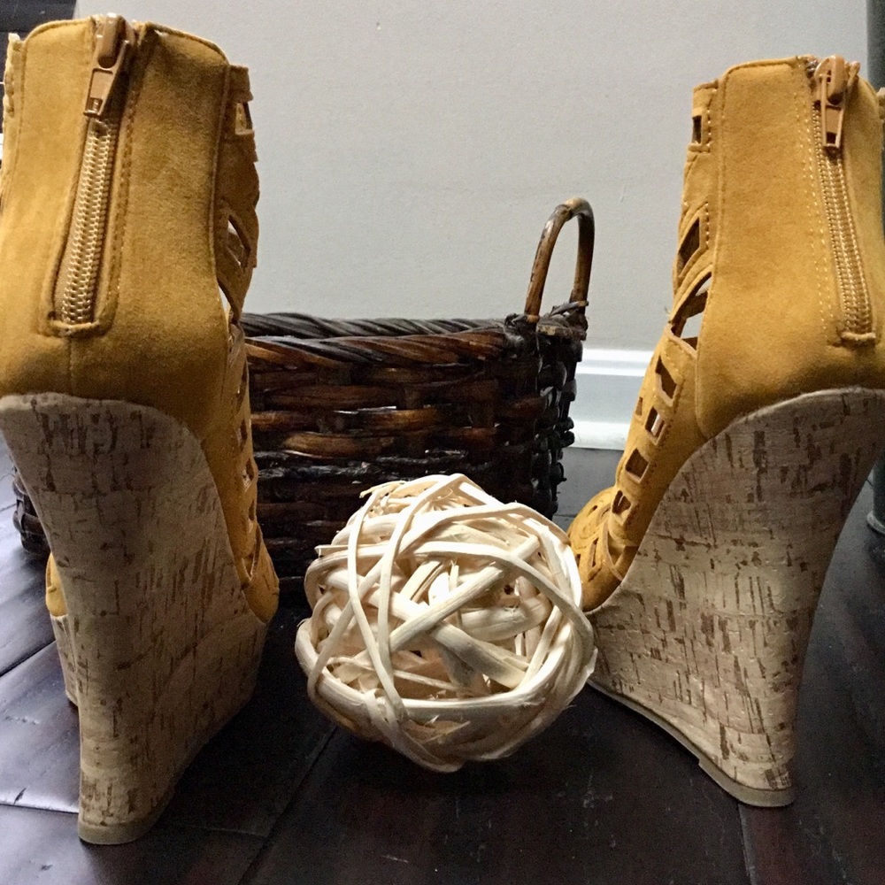 Liliana Mallika Cutout Cork Wedge NWOB - Picture 2 of 8
