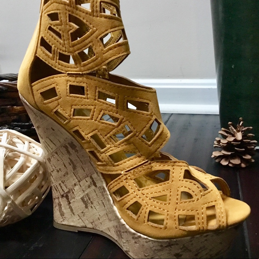 Liliana Mallika Cutout Cork Wedge NWOB - Picture 7 of 8