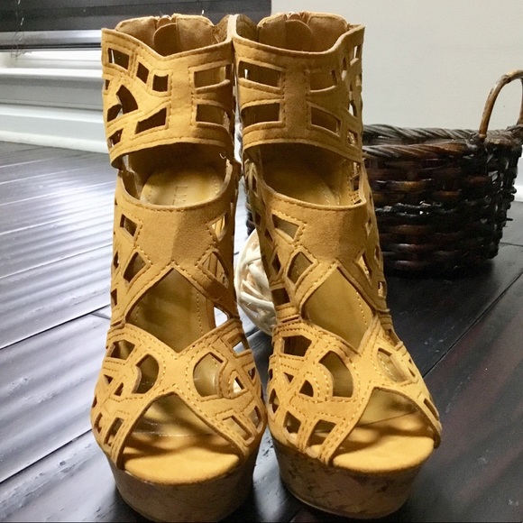Liliana Mallika Cutout Cork Wedge NWOB - Picture 3 of 8