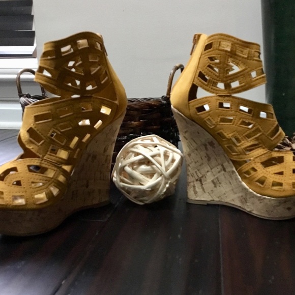 Liliana Mallika Cutout Cork Wedge NWOB - Picture 6 of 8