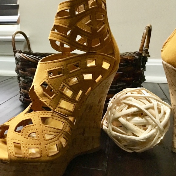 Liliana Mallika Cutout Cork Wedge NWOB - Picture 8 of 8