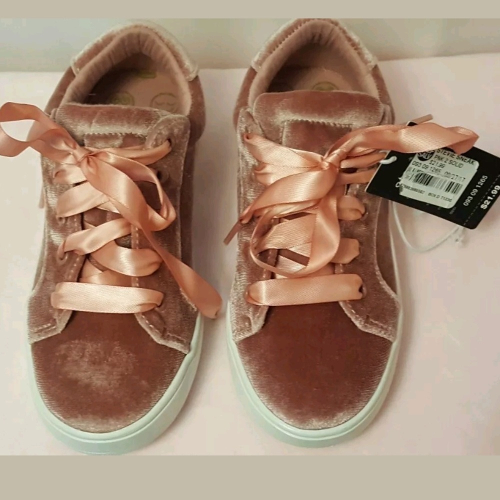 ❎SOLD❎ Stevies Velvetkrush Pink Sneakers Size 2 - Picture 2 of 6