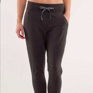 Lululemon free fall grey crops sz 4