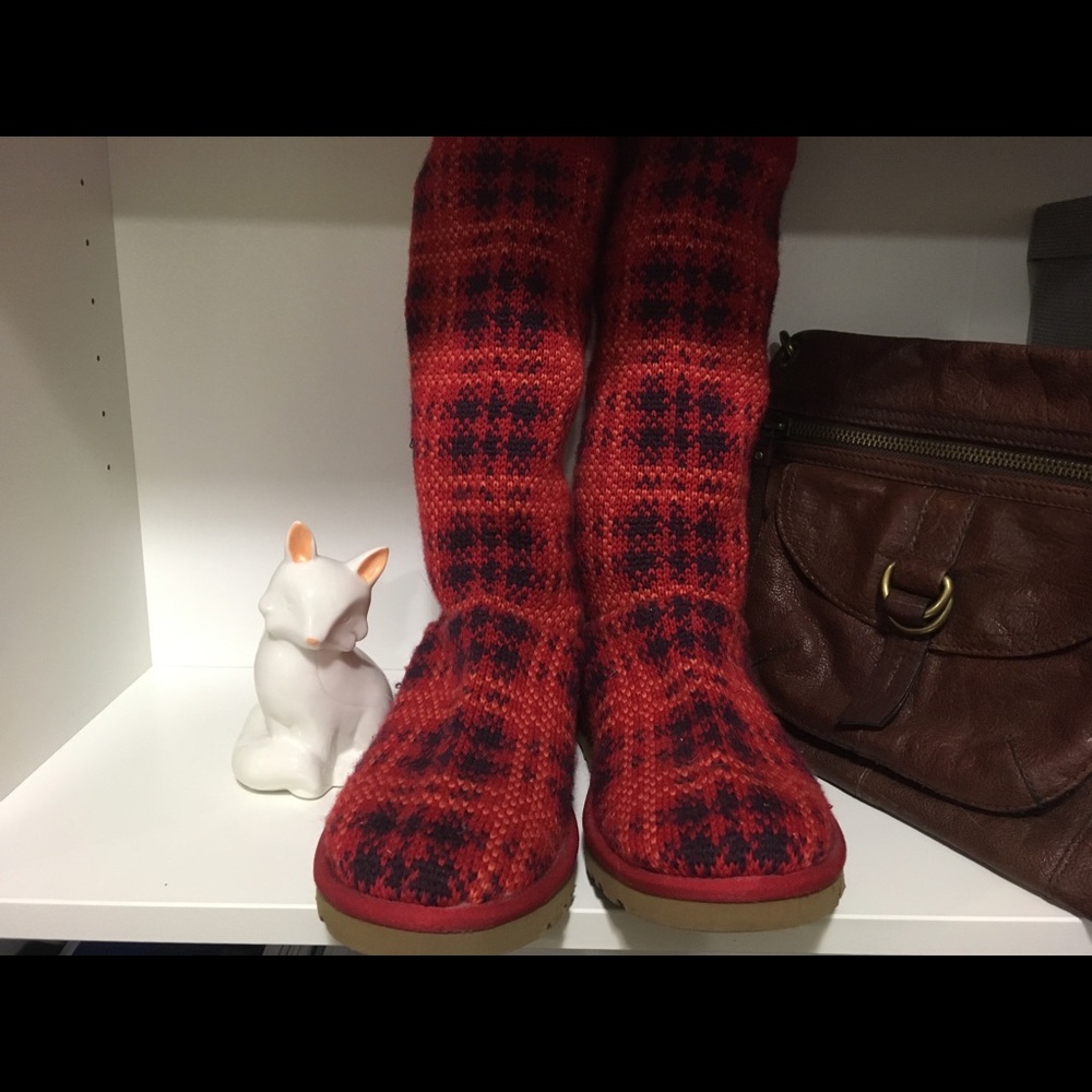 Ugg red plaid knit book size 7