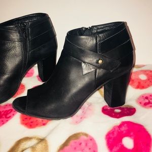 Steve Madden Peep toe booties! 💕