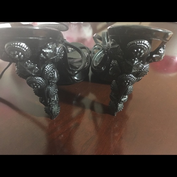 An high end designer Burberry black sandals - Picture 2 of 7
