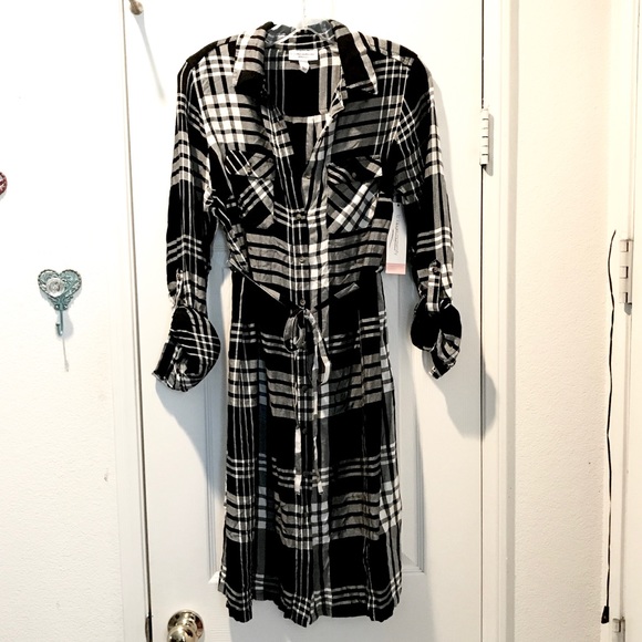 Liz Lange Dresses & Skirts - Super trendy black and white plaid maternity dress