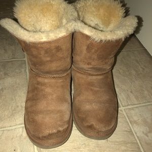 GUC. Uggs Bailey Button in Chestnut