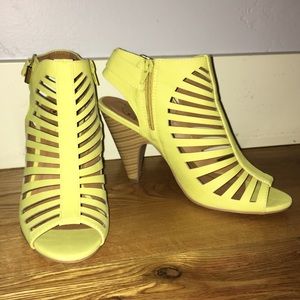 Women’s cute yellow heels, 8 1/2