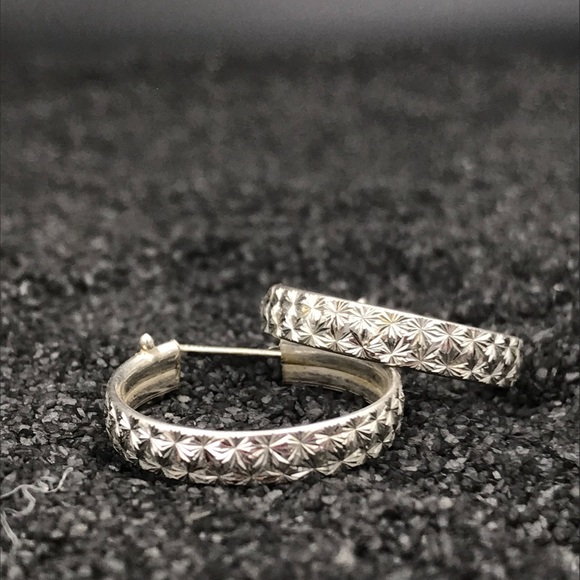 ⛔️SOLD OUT⛔️Small Hoop EarringsSterling Silver - Picture 2 of 6