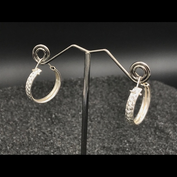 ⛔️SOLD OUT⛔️Small Hoop EarringsSterling Silver - Picture 5 of 6