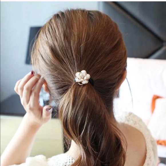 Accessories - NWT Rhinestone Enamel Flower hair tie