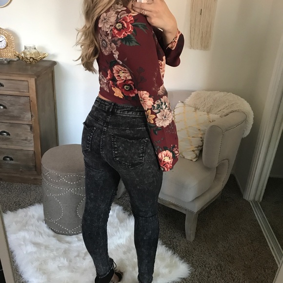 SALE✂️Burgundy Floral Tied Up Blouse - Picture 5 of 7