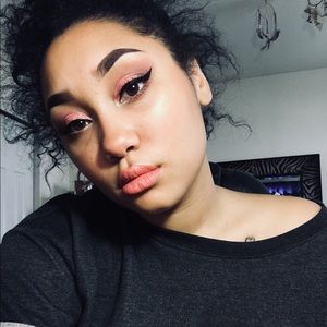 Meet your Posher, Azia