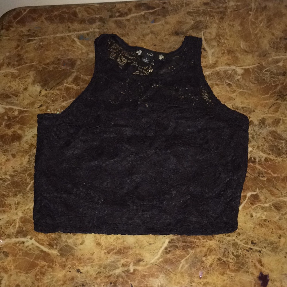 Crop top .