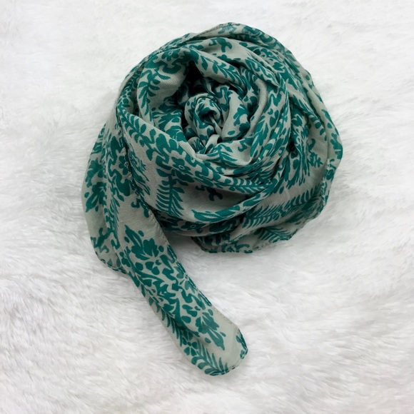 SALE Green White Geometric Print Scarf - Picture 1 of 3