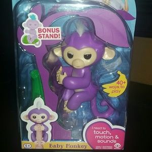 FINGERLINGS Mia with bonus stand