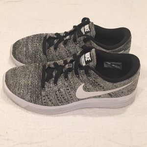 Women's Nike LinarEpic FlyKnit size 8