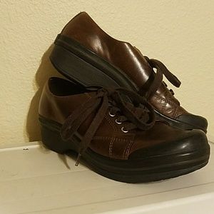Brown dansko
