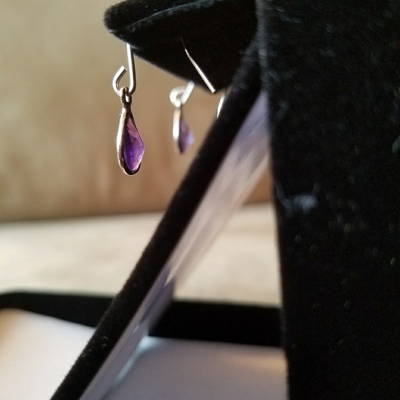 Teardrop shape amethyst and silver earrings - Picture 4 of 4